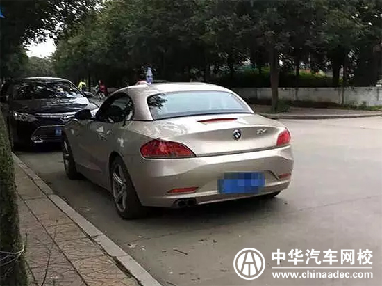 大學(xué)校門口車頂放瓶飲料原來是啪啪啪交易！@chinaadec.com