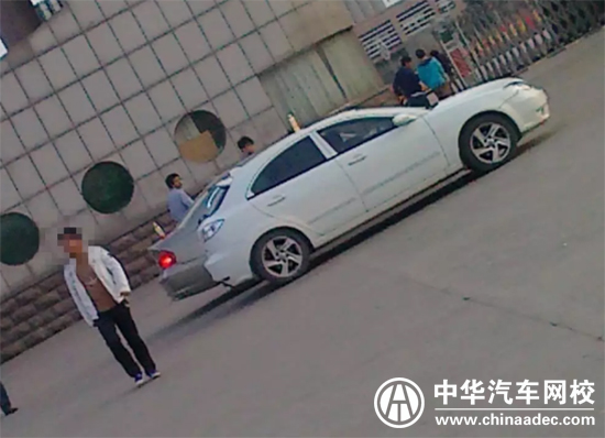 大學(xué)校門口車頂放瓶飲料原來是啪啪啪交易！@chinaadec.com