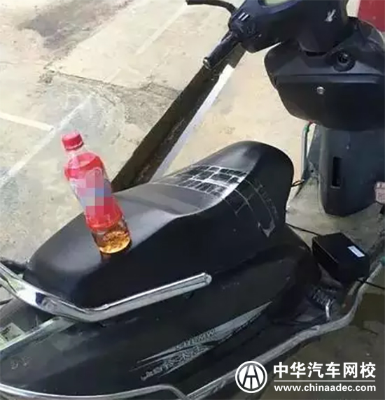 大學(xué)校門口車頂放瓶飲料原來是啪啪啪交易！@chinaadec.com